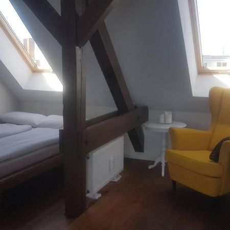 Helle Dachgeschosswohnung Fuer 8 Personen In Zentraler Lage Berlim Exterior foto
