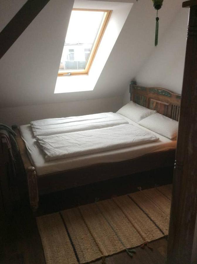 Helle Dachgeschosswohnung Fuer 8 Personen In Zentraler Lage Berlim Exterior foto