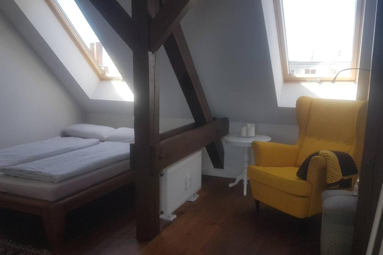Helle Dachgeschosswohnung Fuer 8 Personen In Zentraler Lage Berlim Exterior foto